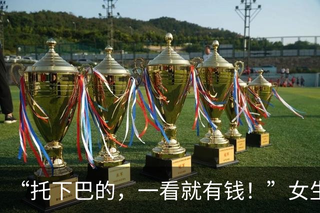“托下巴的，一看就有钱！”女生宿舍6人照走红，气质天差地别！
