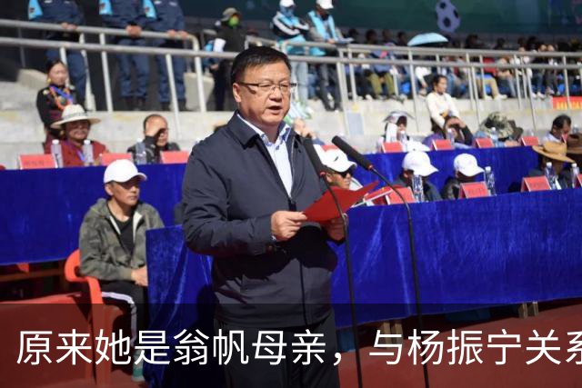 原来她是翁帆母亲，与杨振宁关系好，如今77岁，女儿带她旅游养老