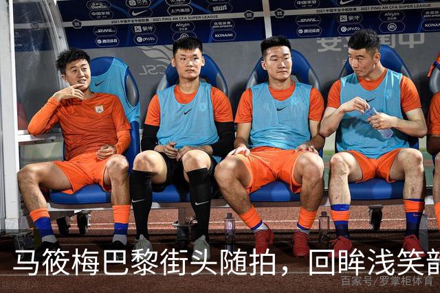 马筱梅巴黎街头随拍，回眸浅笑韵味十足，尽显异国风情
